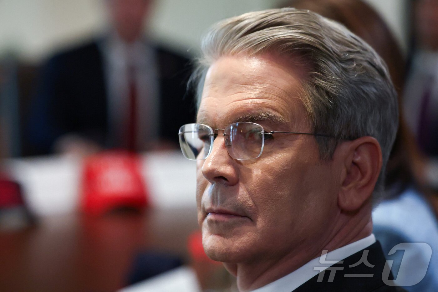 본문 이미지 - 스콧 베선트 미국 재무장관이 30일(현지시간) 미국 워싱턴DC 백악관에서 열린 도널드 트럼프 대통령 주재 각료 회의에서 질문하는 기자 방향을 돌아보고 있다. ⓒ 로이터=뉴스1 ⓒ News1 류정민 특파원