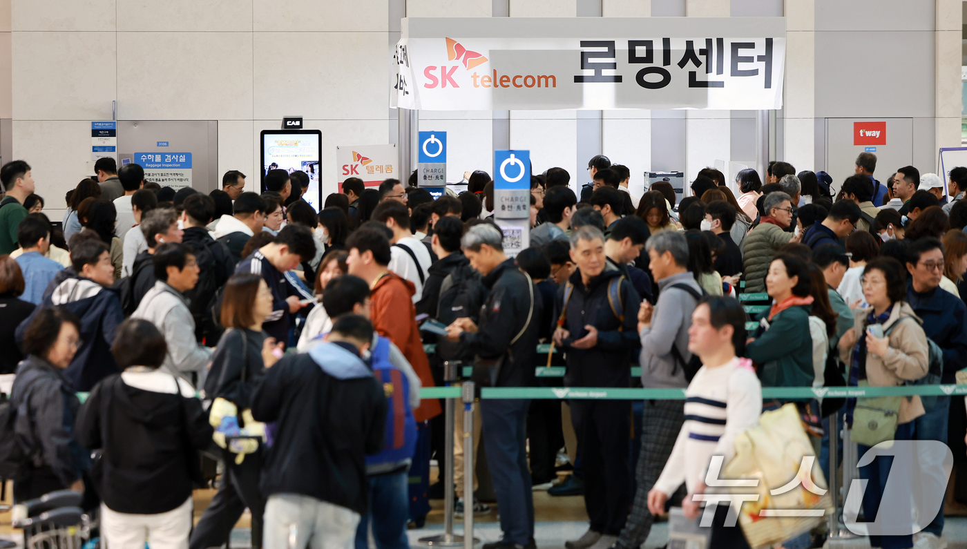 (인천공항=뉴스1) 김진환 기자 = 최장 엿새간 이어지는 징검다리 황금연휴가 시작된 1일 인천국제공항 제1여객터미널 SK텔레콤 로밍센터에서 여행객들이 유심 교체를 위해 대기하고 있 …