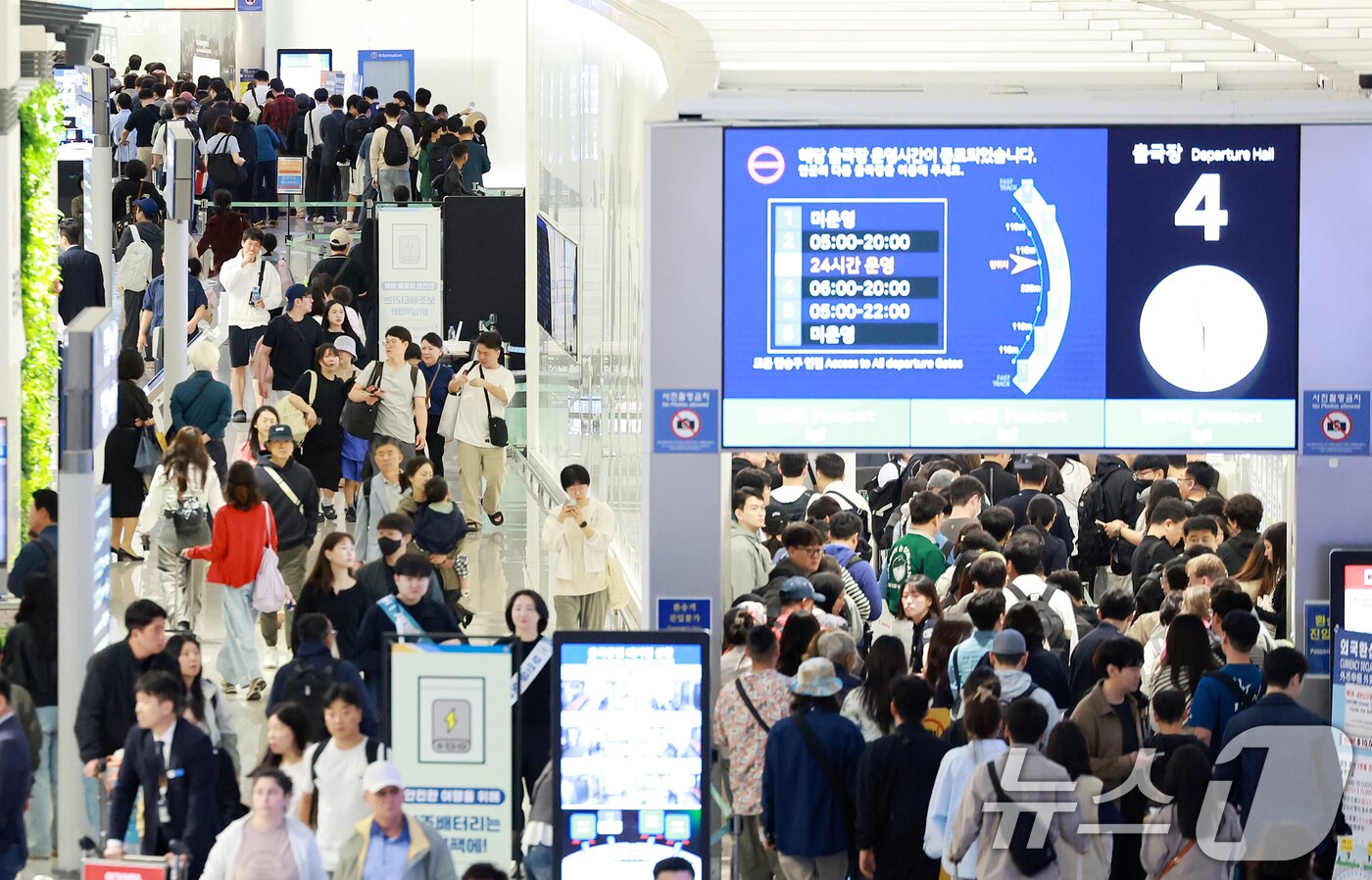 본문 이미지 - 최장 엿새간 이어지는 징검다리 황금연휴가 시작된 1일 인천국제공항 제1여객터미널 출국장이 여행객들로 붐비고 있다. 2025.5.1/뉴스1 ⓒ News1 김진환 기자
