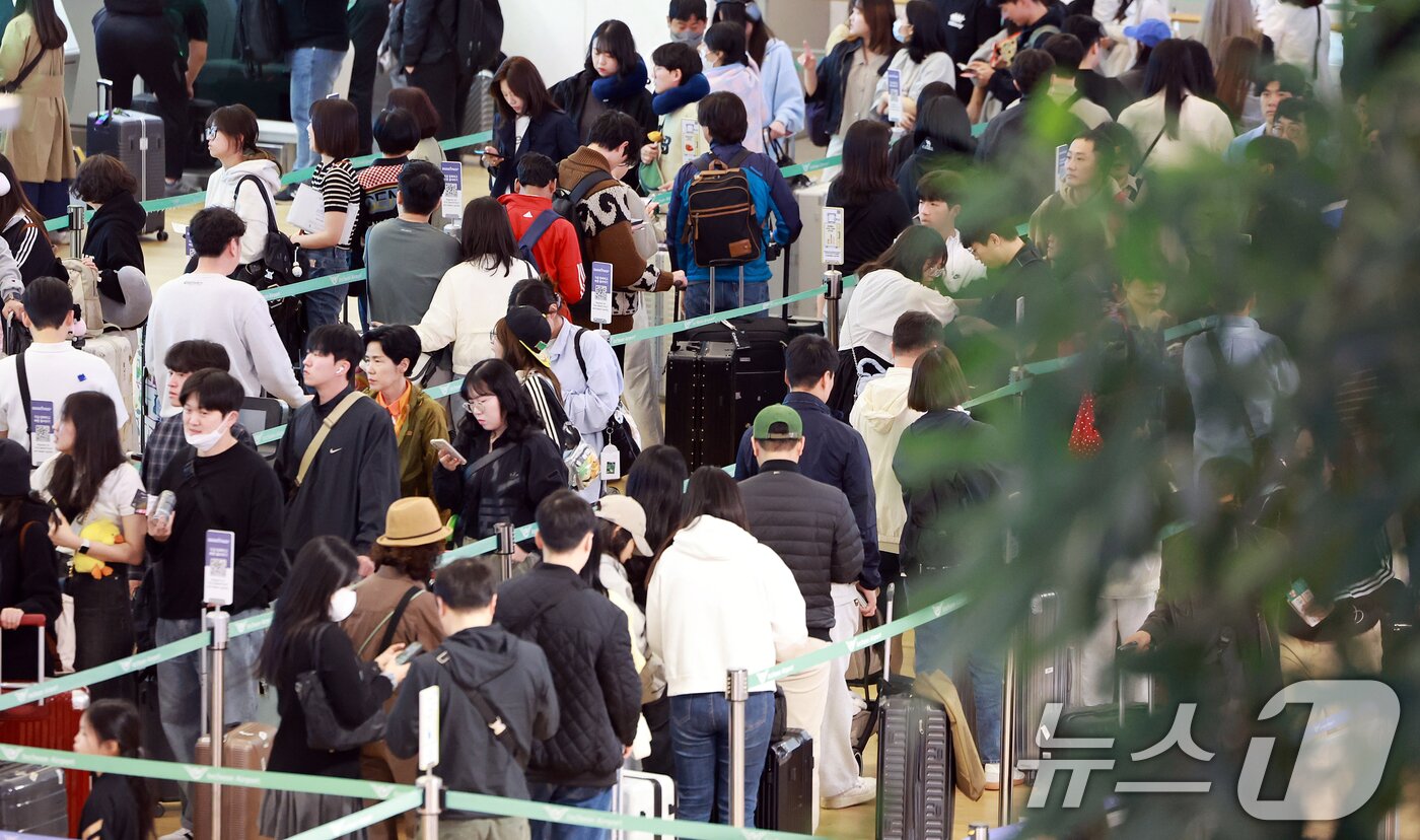 본문 이미지 - 최장 엿새간 이어지는 징검다리 황금연휴가 시작된 1일 인천국제공항 제1여객터미널 출국 수속장이 여행객들로 붐비고 있다. 2025.5.1/뉴스1 ⓒ News1 김진환 기자