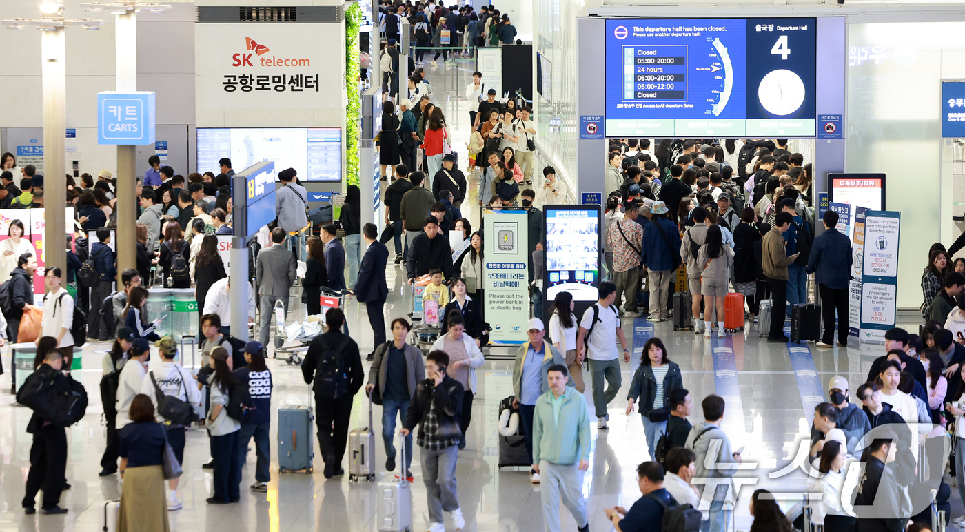(인천공항=뉴스1) 김진환 기자 = 최장 엿새간 이어지는 징검다리 황금연휴가 시작된 1일 인천국제공항 제1여객터미널 출국장이 여행객들로 붐비고 있다. 2025.5.1/뉴스1