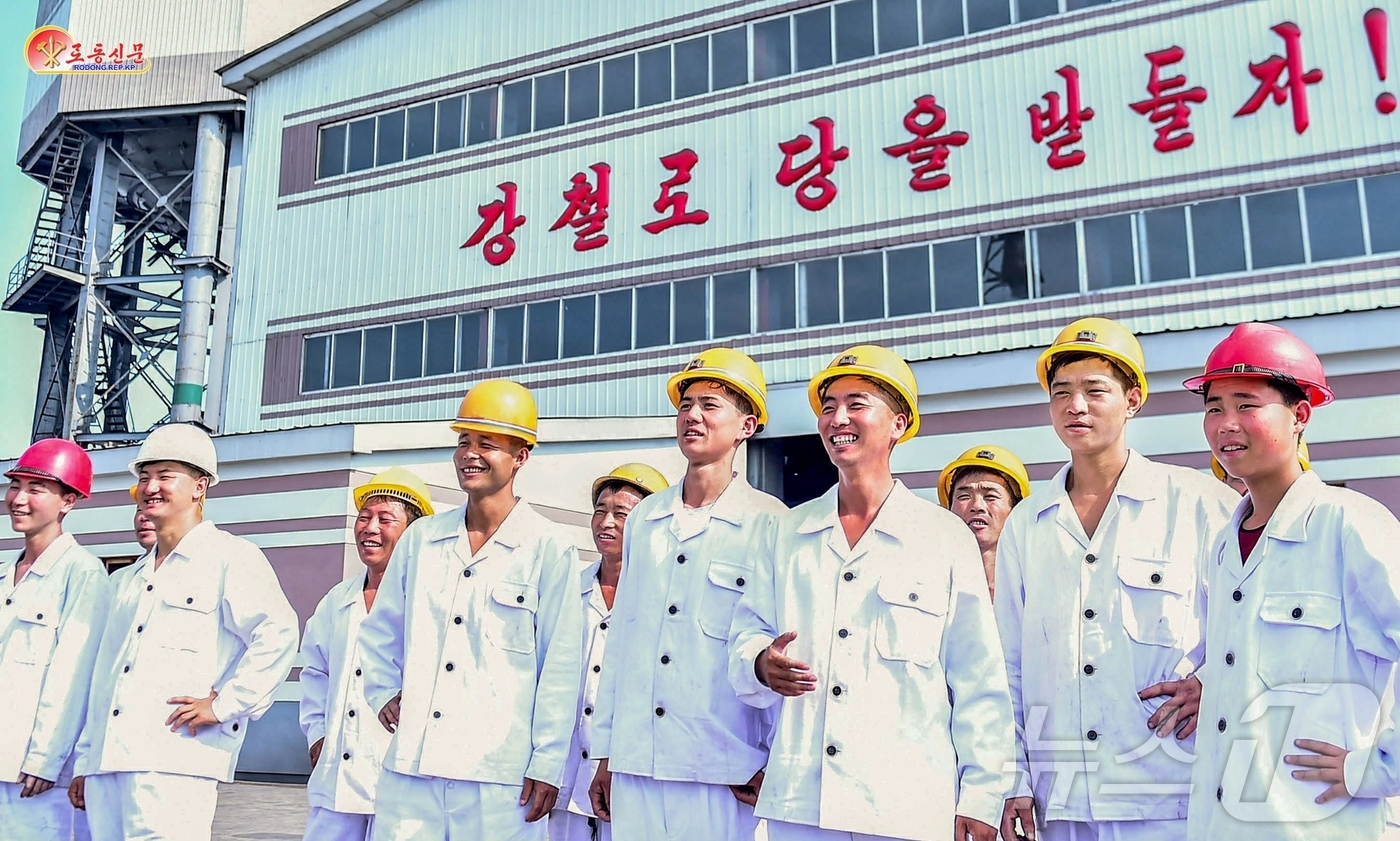 (평양 노동신문=뉴스1) = 북한 노동당 기관지 노동신문은 1일 "나라의 강철 기둥을 굳건히 지켜갈 김철노동계급의 충천한 기세"라며 "강철로 당을 받들자"고 강조했다. [국내에서만 …