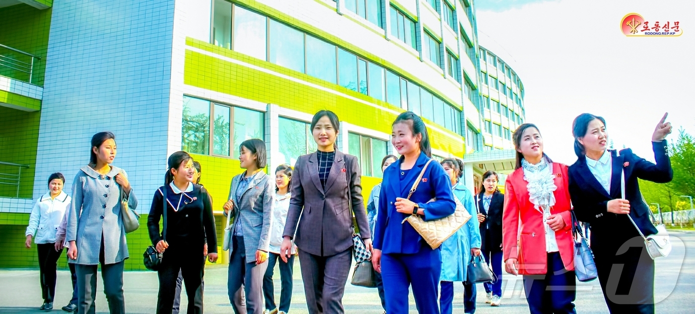 (평양 노동신문=뉴스1) = 북한 노동당 기관지 노동신문은 1일 근로자의 날을 맞아 김정숙평양방직공장 노동자들을 조명하며 "경애하는 (김정은) 총비서 동지는 노동계급을 제일로 아끼 …