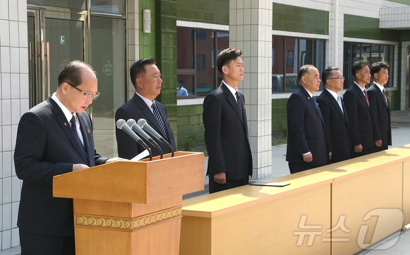 (평양 노동신문=뉴스1) = 북한 노동당 기관지 노동신문은 장수고려약공장이 "우리 나라 고려약공장의 본보기로 훌륭히 개건됐다"면서 전날인 30일 준공식이 열렸다고 1일 보도했다. …