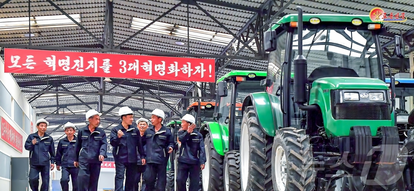 (평양 노동신문=뉴스1) = 북한 노동당 기관지 노동신문은 근로자의 날을 맞아 "각지의 근로자들이 5·1절을 노력적 성과로 맞이했다"고 1일 보도했다. [국내에서만 사용가능. 재배 …