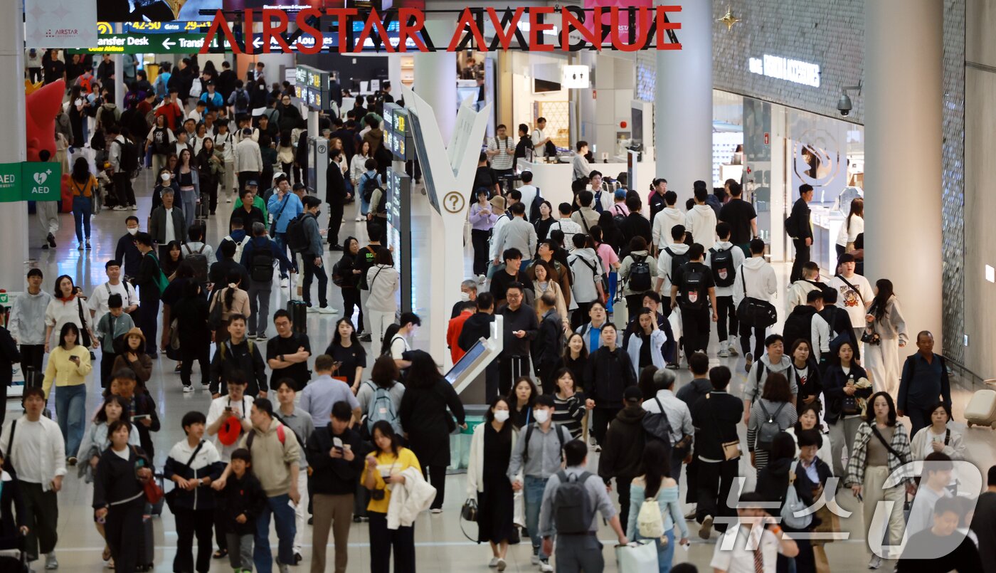 본문 이미지 - 엿새간 이어지는 황금연휴가 시작된 1일 인천국제공항 제1여객터미널 면세구역이 여행객들로 붐비고 있다. 2025.5.1/뉴스1 ⓒ News1 김진환 기자