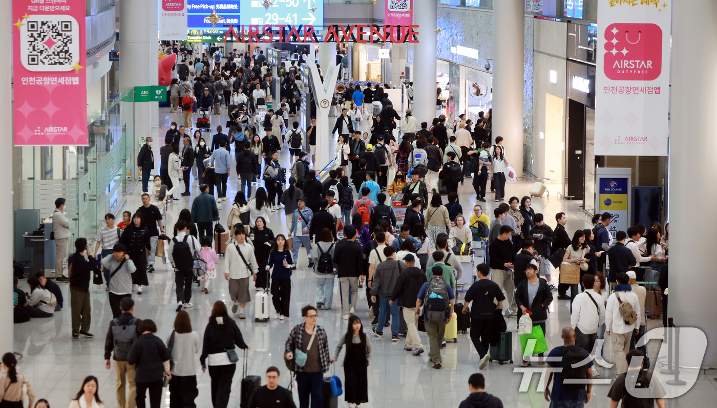 (인천공항=뉴스1) 김진환 기자 = 엿새간 이어지는 황금연휴가 시작된 1일 인천국제공항 제1여객터미널 면세구역이 여행객들로 붐비고 있다. 2025.5.1/뉴스1
