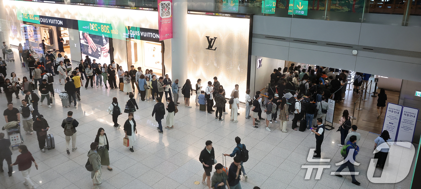 (인천공항=뉴스1) 김진환 기자 = 최장 엿새간 이어지는 징검다리 황금연휴가 시작된 1일 인천국제공항 제1여객터미널 면세구역에 설치된 SK텔레콤 로밍센터에 유심 교체 대기 시간 안 …