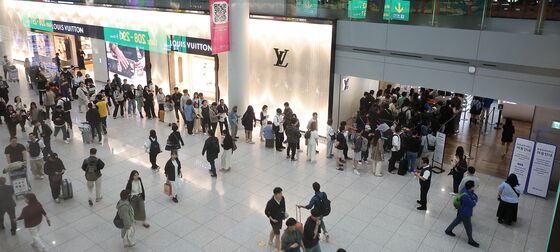 출국 전 유심 교체 대기하는 여행객들