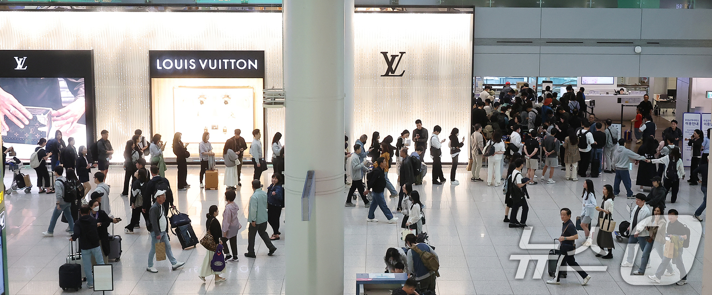 (인천공항=뉴스1) 김진환 기자 = 최장 엿새간 이어지는 징검다리 황금연휴가 시작된 1일 인천국제공항 제1여객터미널 면세구역에 설치된 SK텔레콤 로밍센터에 유심 교체 대기 시간 안 …