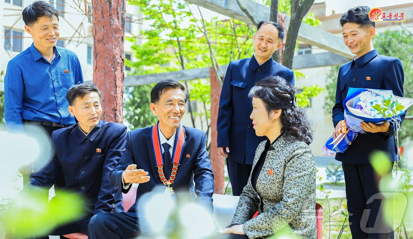 (평양 노동신문=뉴스1) = 북한 노동당 기관지 노동신문은 1일 "노력혁신자와 공로자들에게 당이 뜨거운 사랑과 온정을 전하고 있다"고 보도했다. [국내에서만 사용가능. 재배포 금지 …