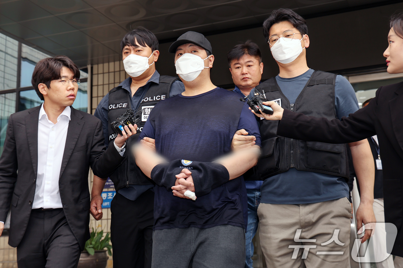 (서울=뉴스1) 민경석 기자 = 서울 강북구 미아동 마트에서 흉기를 휘둘러 1명을 살해하고 1명을 다치게 한 김성진(32·남)이 1일 오전 서울 강북경찰서에서 검찰로 구속 송치되고 …