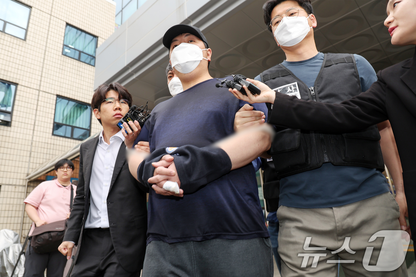 (서울=뉴스1) 민경석 기자 = 서울 강북구 미아동 마트에서 흉기를 휘둘러 1명을 살해하고 1명을 다치게 한 김성진(32·남)이 1일 오전 서울 강북경찰서에서 검찰로 구속 송치되고 …