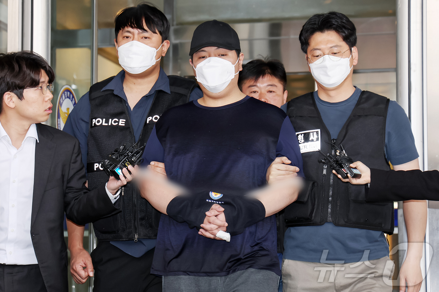 (서울=뉴스1) 민경석 기자 = 서울 강북구 미아동 마트에서 흉기를 휘둘러 1명을 살해하고 1명을 다치게 한 김성진(32·남)이 1일 오전 서울 강북경찰서에서 검찰로 구속 송치되고 …