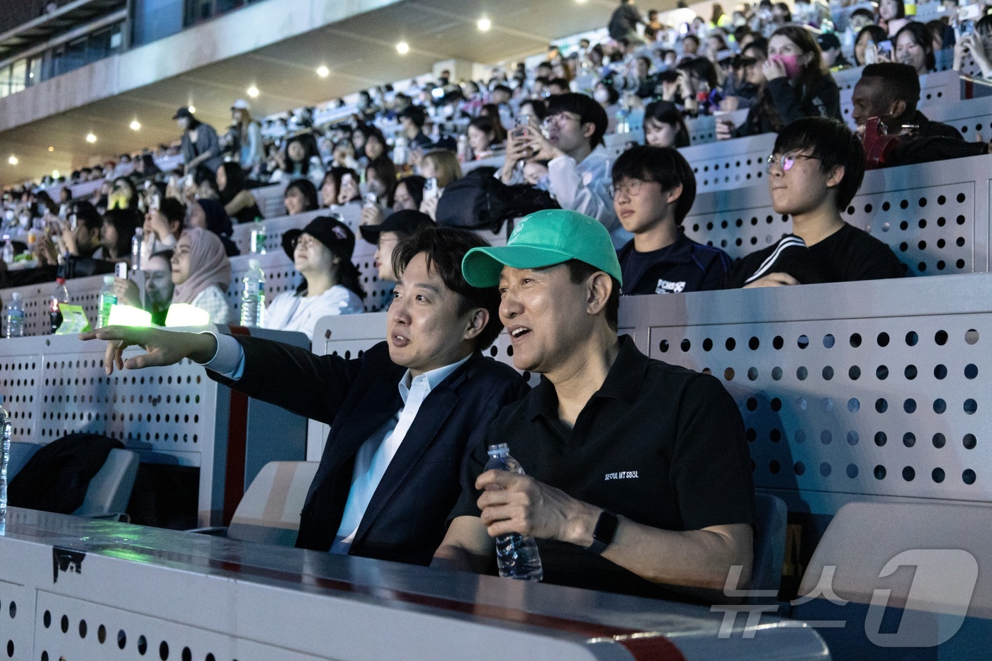 (서울=뉴스1) 김민지 기자 = 오세훈 서울시장과 이준석 개혁신당 대통령 후보가 지난 30일 서울 마포구 상암 월드컵경기장에서 열린 '서울스프링페스타 WONDER SHOW'에서 개 …