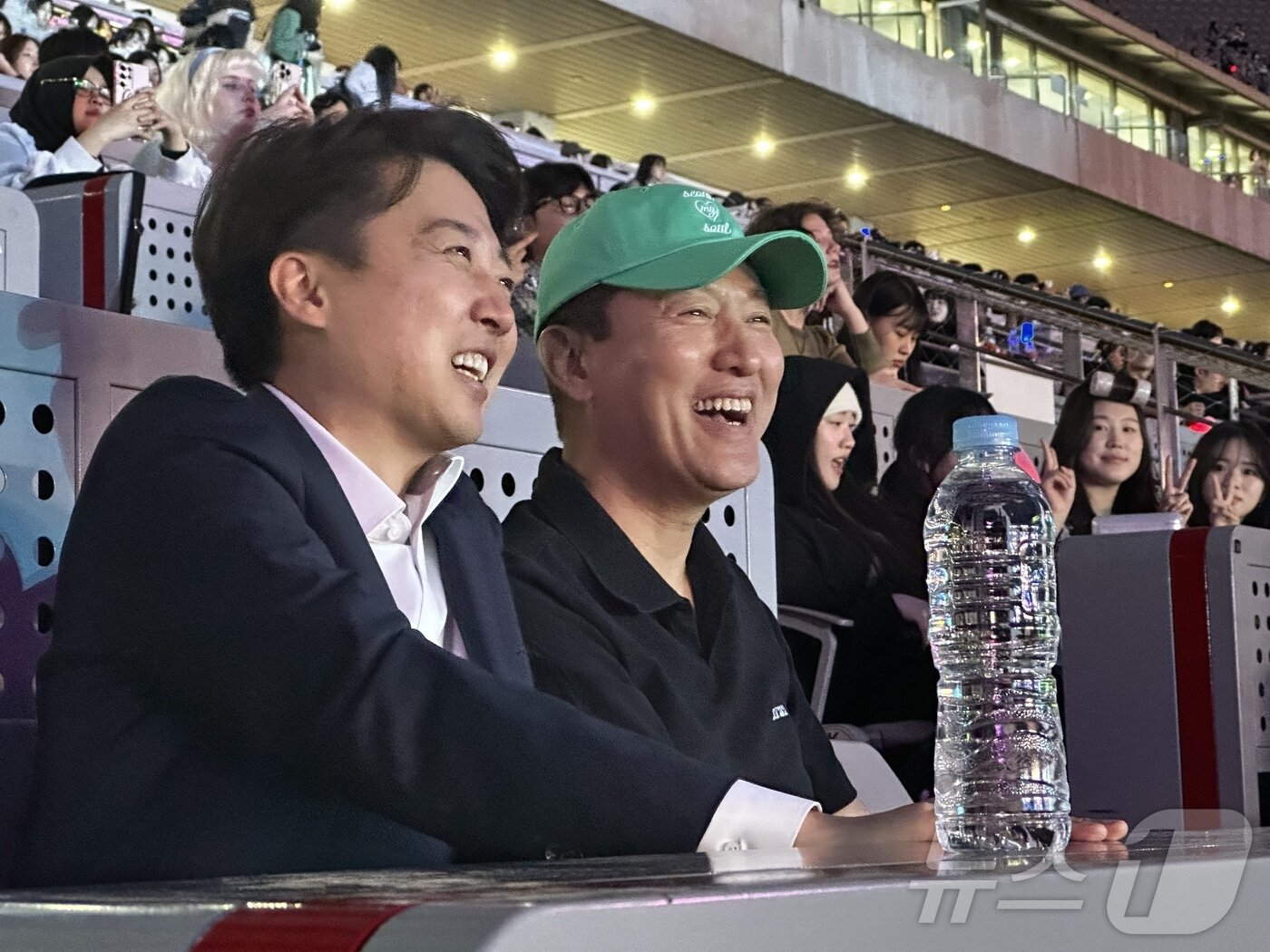 본문 이미지 - 오세훈 서울시장과 이준석 개혁신당 대통령 후보가 지난 30일 서울 마포구 상암 월드컵경기장에서 열린 '서울스프링페스타 WONDER SHOW'에서 개막식을 관람하고 있다. (이준석 캠프 제공. 재판매 및 DB금지) 2025.5.1/뉴스1 ⓒ News1 김민지 기자