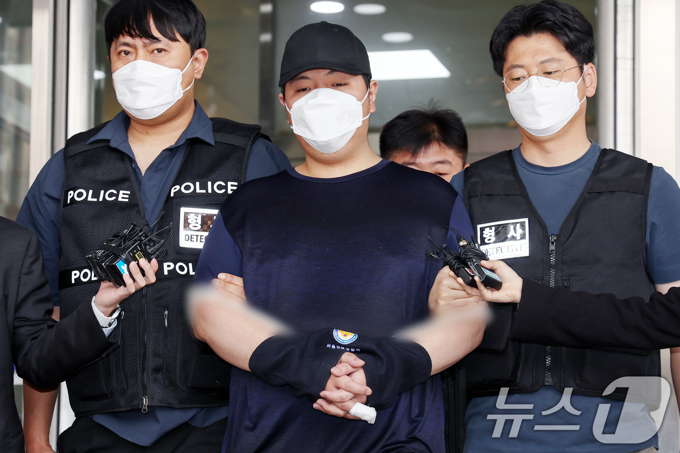 (서울=뉴스1) 민경석 기자 = 서울 강북구 미아동 마트에서 흉기를 휘둘러 1명을 살해하고 1명을 다치게 한 김성진(32·남)이 1일 오전 서울 강북경찰서에서 검찰로 구속 송치되고 …