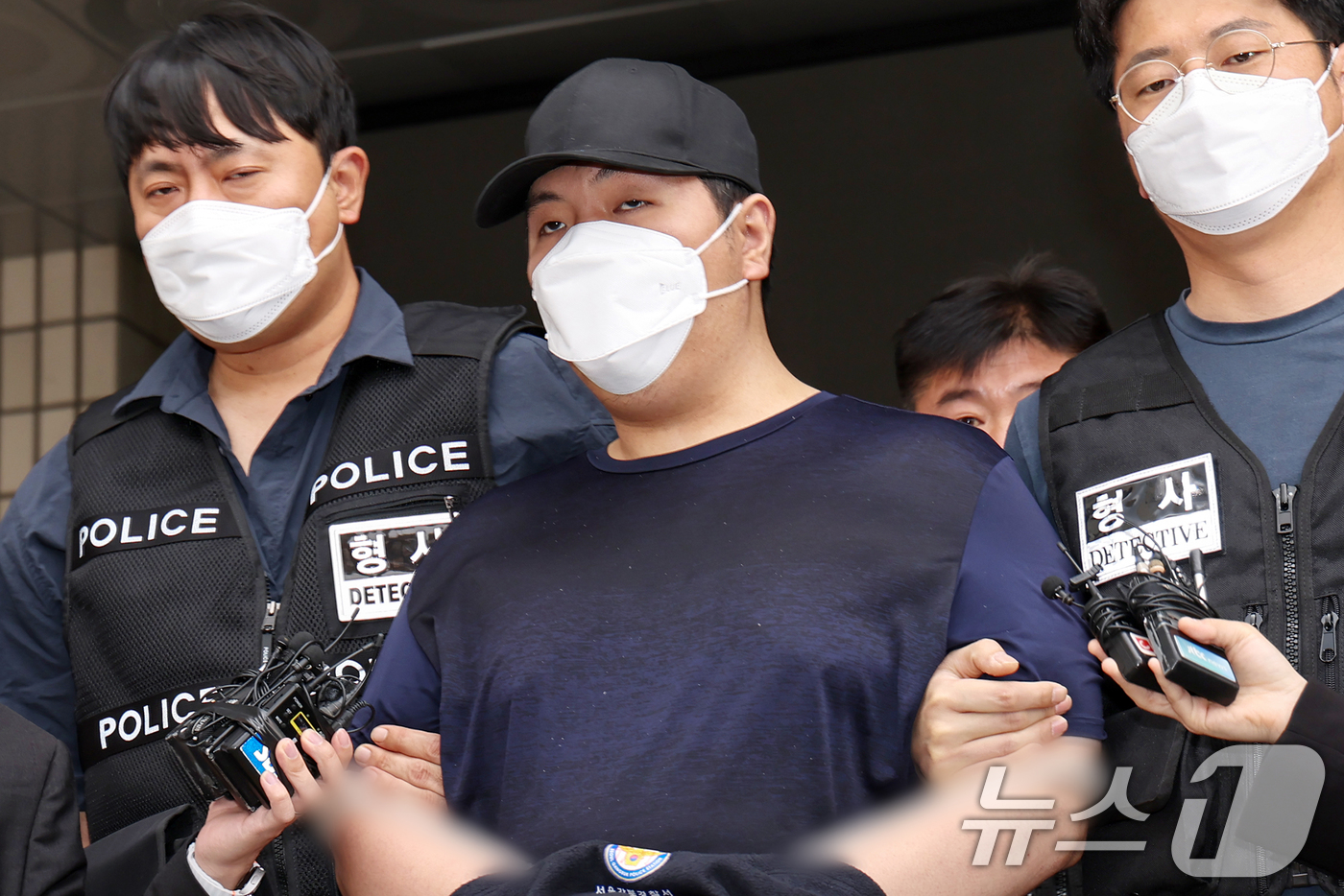 (서울=뉴스1) 민경석 기자 = 서울 강북구 미아동 마트에서 흉기를 휘둘러 1명을 살해하고 1명을 다치게 한 김성진(32·남)이 1일 오전 서울 강북경찰서에서 검찰로 구속 송치되고 …