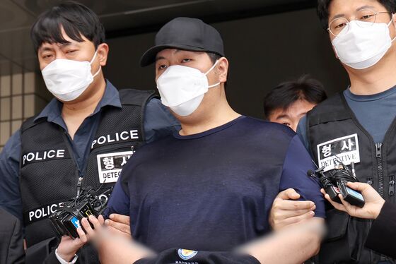 '마트 살인' 김성진, 첫 재판서 혐의 인정…유가족 "사람 아닌 악마"
