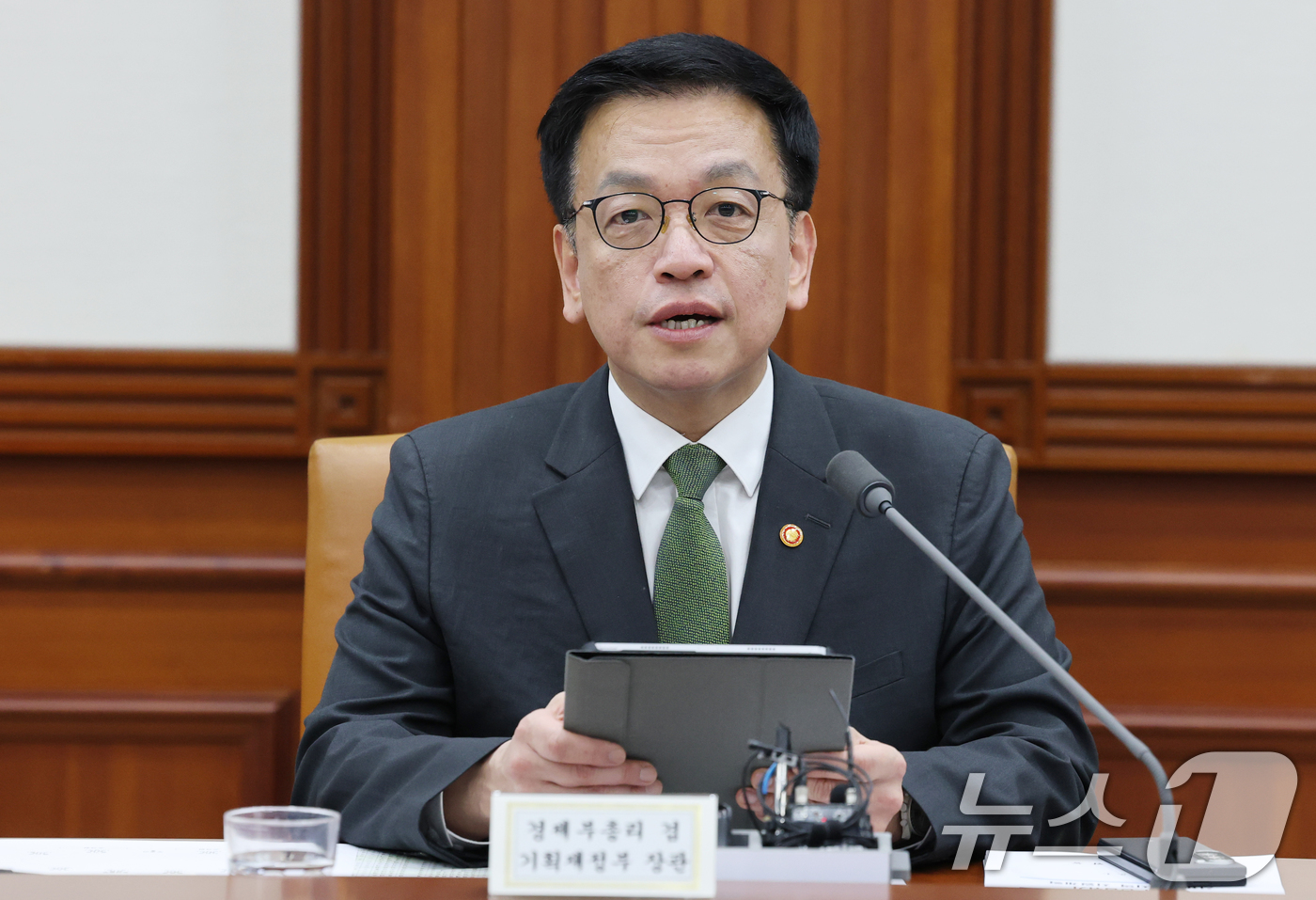 (서울=뉴스1) 임세영 기자 = 최상목 경제부총리 겸 기획재정부 장관이 1일 오전 서울 종로구 정부서울청사에서 열린 경제관계장관회의 겸 산업경쟁력강화 관계장관회의에서 발언을 하고 …