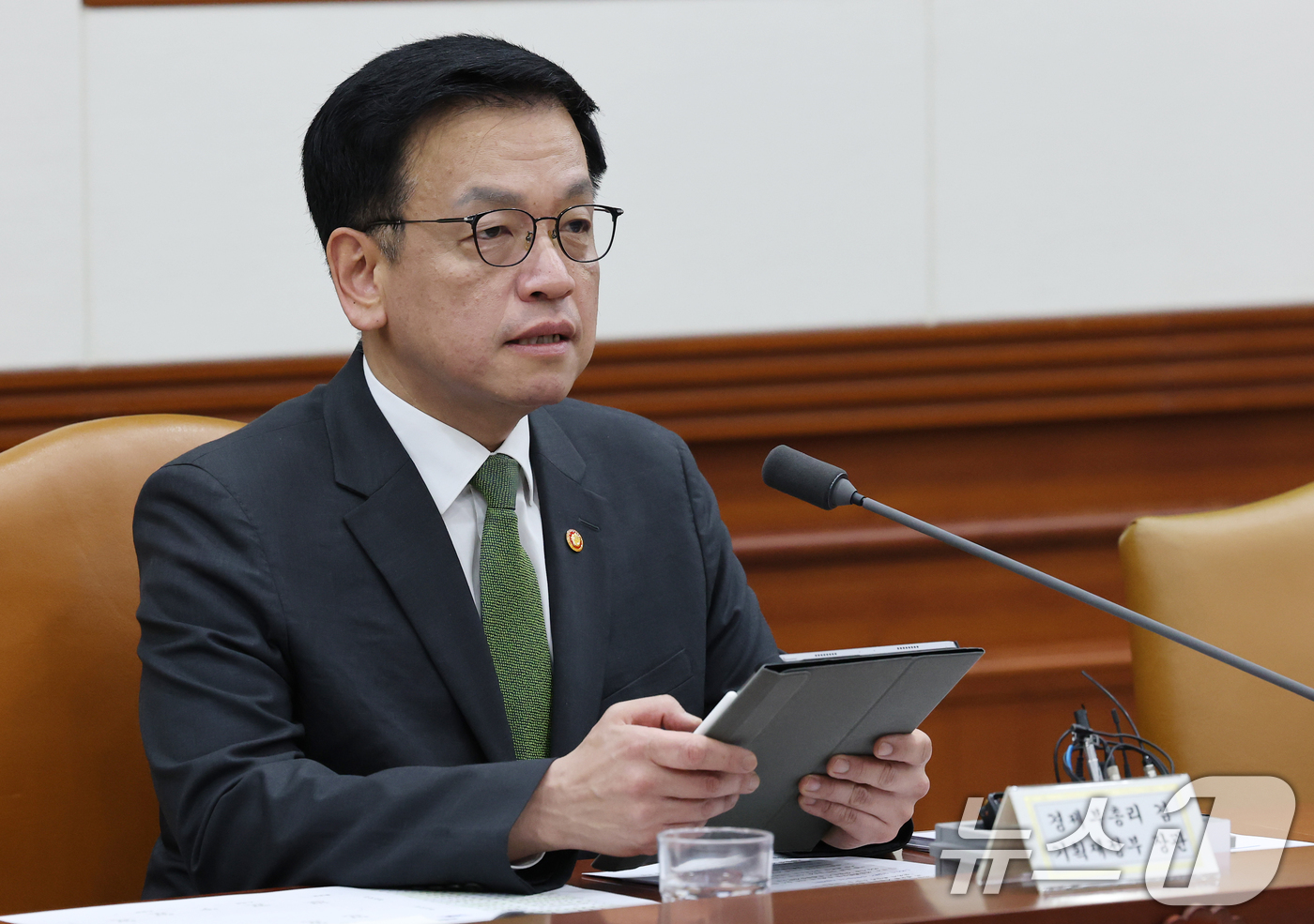 (서울=뉴스1) 임세영 기자 = 최상목 경제부총리 겸 기획재정부 장관이 1일 오전 서울 종로구 정부서울청사에서 열린 경제관계장관회의 겸 산업경쟁력강화 관계장관회의에서 발언을 하고 …