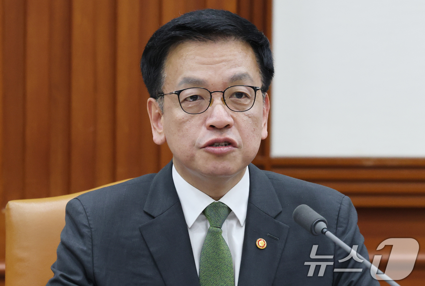 (서울=뉴스1) 임세영 기자 = 최상목 경제부총리 겸 기획재정부 장관이 1일 오전 서울 종로구 정부서울청사에서 열린 경제관계장관회의 겸 산업경쟁력강화 관계장관회의에서 발언을 하고 …
