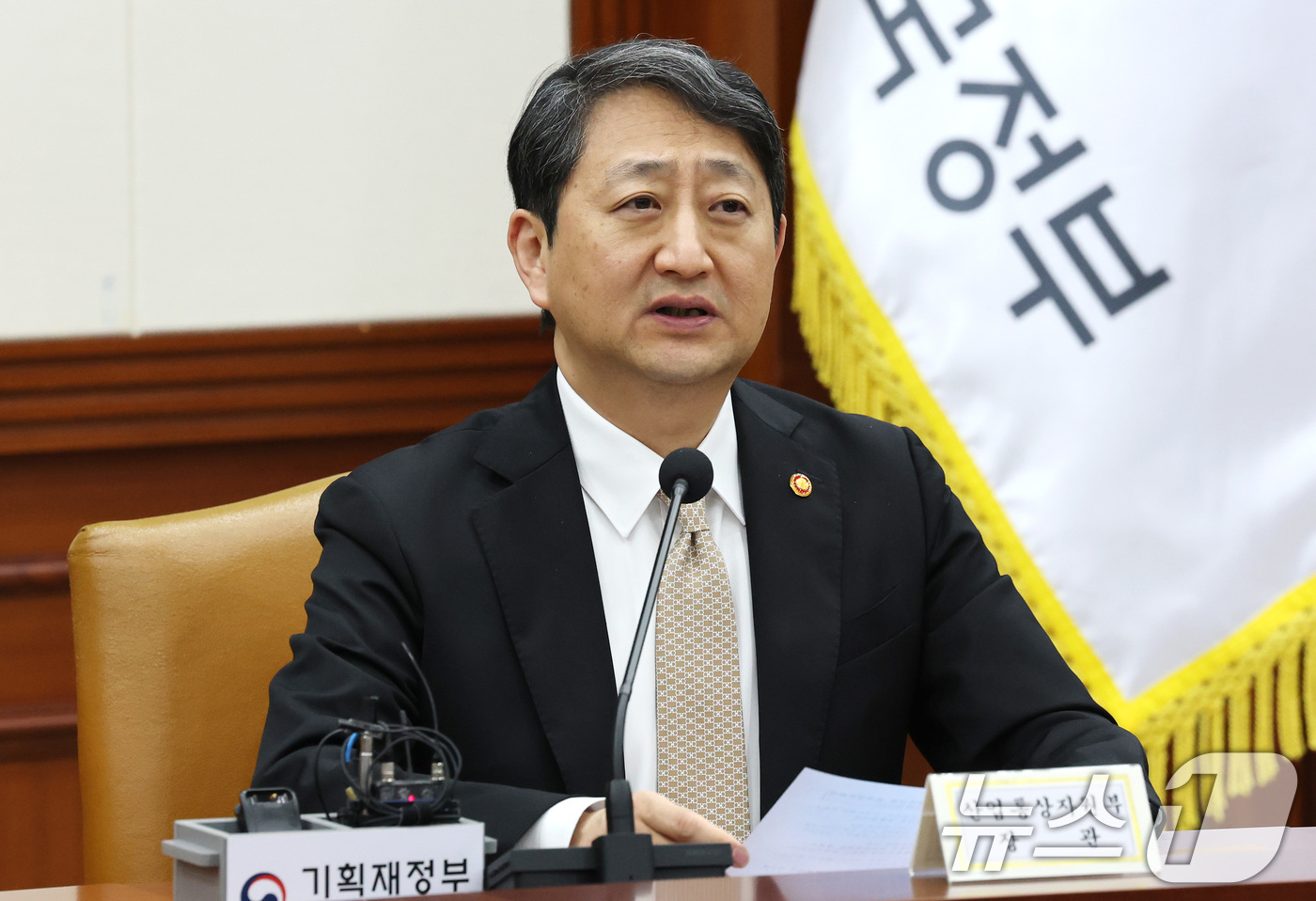 (서울=뉴스1) 임세영 기자 = 안덕근 산업통상자원부 장관이 1일 오전 서울 종로구 정부서울청사에서 열린 경제관계장관회의 겸 산업경쟁력강화 관계장관회의에서 발언을 하고 있다. 20 …