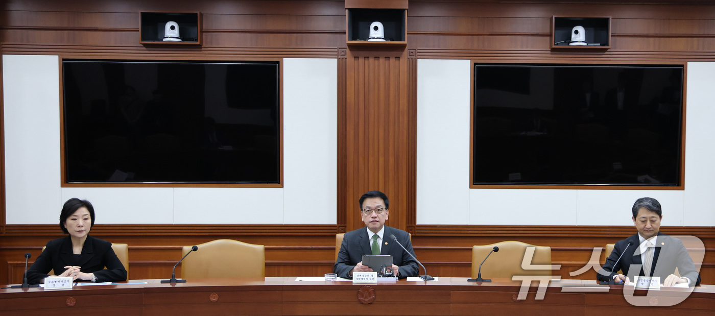 (서울=뉴스1) 임세영 기자 = 최상목 경제부총리 겸 기획재정부 장관이 1일 오전 서울 종로구 정부서울청사에서 열린 경제관계장관회의 겸 산업경쟁력강화 관계장관회의에서 발언을 하고 …