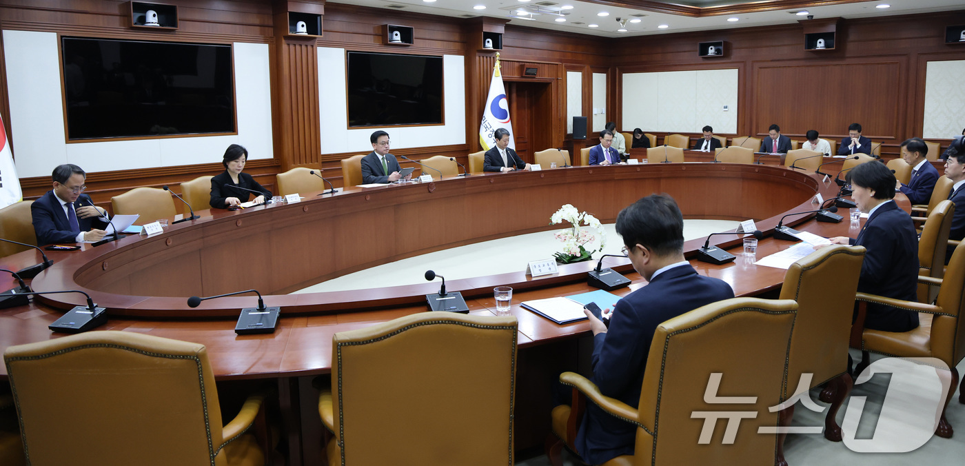 (서울=뉴스1) 임세영 기자 = 최상목 경제부총리 겸 기획재정부 장관이 1일 오전 서울 종로구 정부서울청사에서 열린 경제관계장관회의 겸 산업경쟁력강화 관계장관회의에서 발언을 하고 …