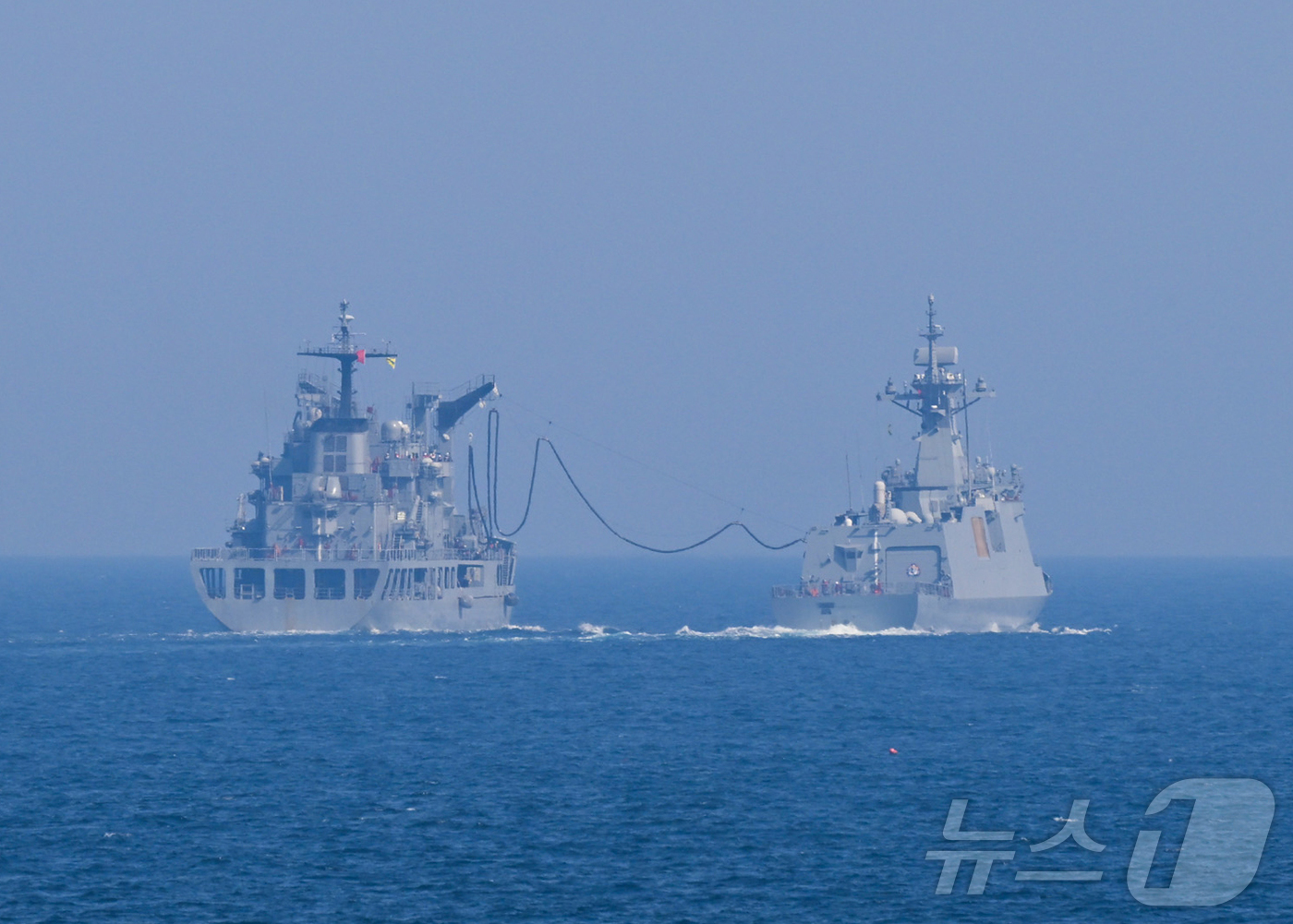 (서울=뉴스1) = 해군은 지난달 28일부터 5월 1일까지 서해와 남해에서 압도적인 군사대비태세 확립과 필승의 전투의지 고양을 위해 함대종합전투훈련을 실시했다고 밝혔다.해군2함대 …