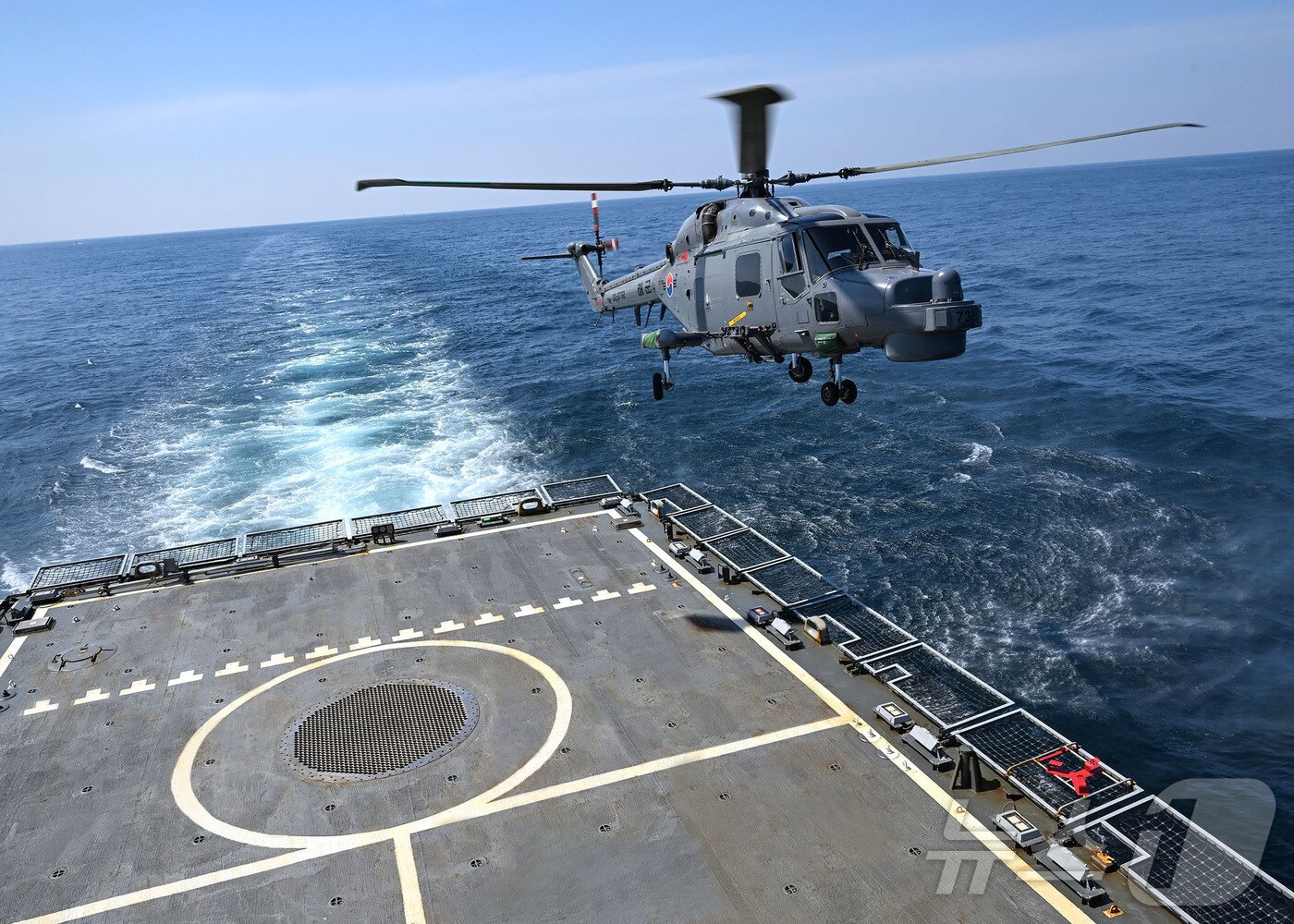 본문 이미지 - 해군3함대 해상작전헬기(Lynx)가 29일 광주함(FFG-Ⅰ, 2500톤)에서 헬기 이·착함 합동훈련(Cross-Deck)을 위해 이함하고 있다. (해군 제공. 재판매 및 DB 금지) 2025.5.1/뉴스1