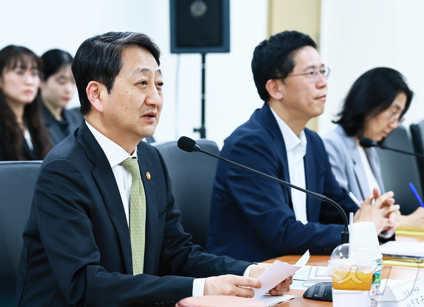 (서울=뉴스1) = 안덕근 산업통상자원부 장관이 지난 30일 오후 서울 여의도 전력기반센터 대회의실에서 제3차 산업위기대응심의위원회를 주재하고 있다. (산업통상자원부 제공. 재판매 …