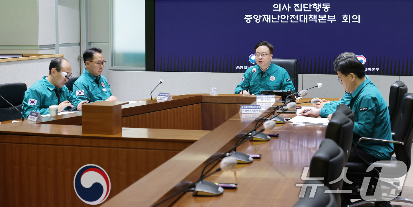 (서울=뉴스1) 임세영 기자 = 조규홍 중앙재난안전대책본부 제1차장(보건복지부 장관)이 1일 오전 서울 종로구 정부서울청사 내 중앙재난안전상황실 서울상황센터에서 열린 중앙재난안전대 …