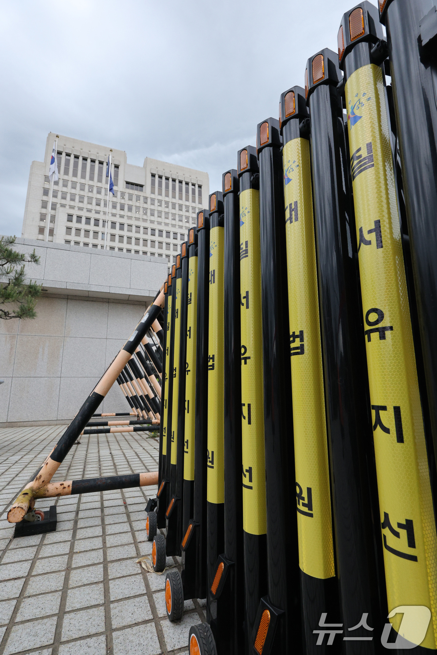 (서울=뉴스1) 신웅수 기자 = 이재명 더불어민주당 대통령 후보의 공직선거법 위반 사건에 대한 판결선고기일인 1일 오전 서울 서초구 대법원이 통제되고 있다.대법원 전원합의체는 이날 …