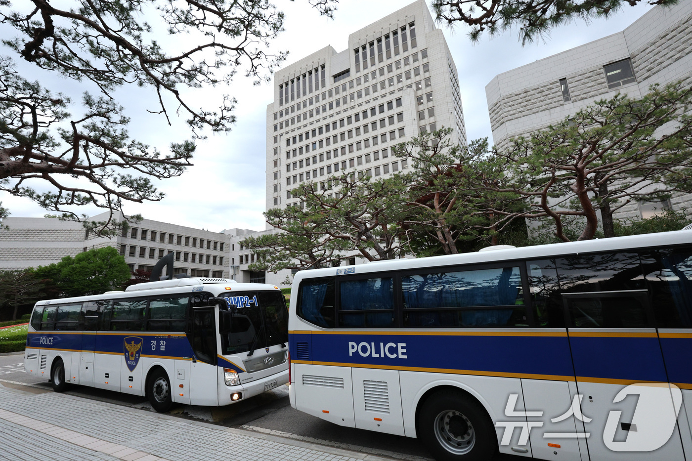 (서울=뉴스1) 신웅수 기자 = 이재명 더불어민주당 대통령 후보의 공직선거법 위반 사건에 대한 판결선고기일인 1일 오전 서울 서초구 대법원에 경찰 차벽이 설치되고 있다.대법원 전원 …
