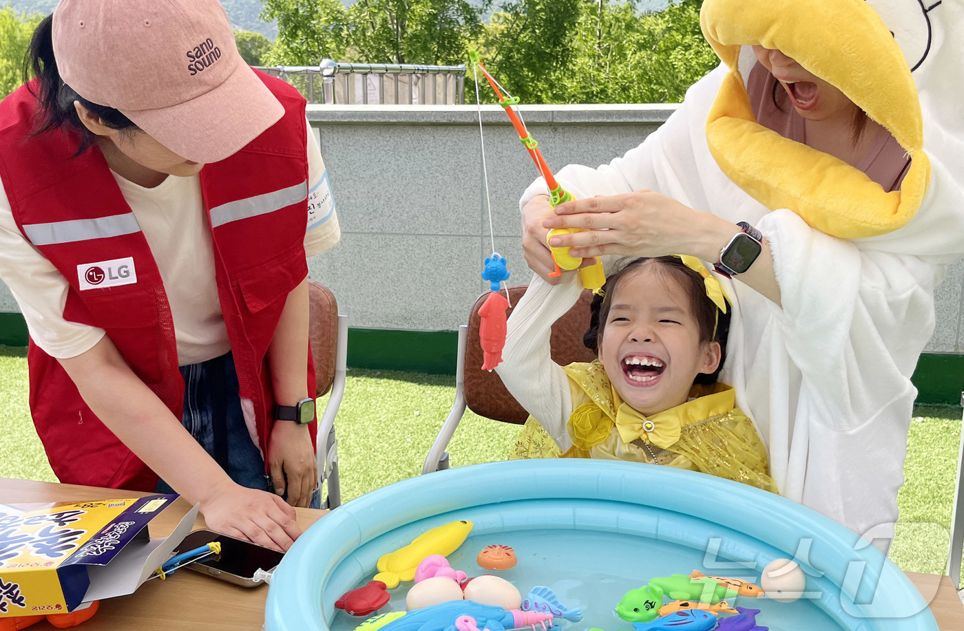 (서울=뉴스1) = LG전자 임직원으로 구성된 '라이프스굿 봉사단'이 지난 30일 서울 강동구에 위치한 암사재활원을 찾아 장애 아동·청소년들과 다양한 체험 활동을 함께 하며 행복한 …