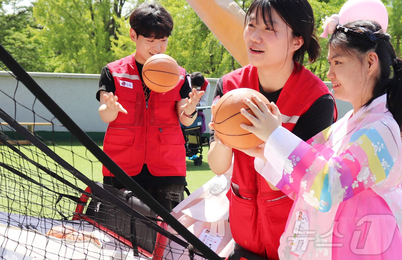 (서울=뉴스1) = LG전자 임직원으로 구성된 '라이프스굿 봉사단'이 지난 30일 서울 강동구에 위치한 암사재활원을 찾아 장애 아동·청소년들과 다양한 체험 활동을 함께 하며 행복한 …