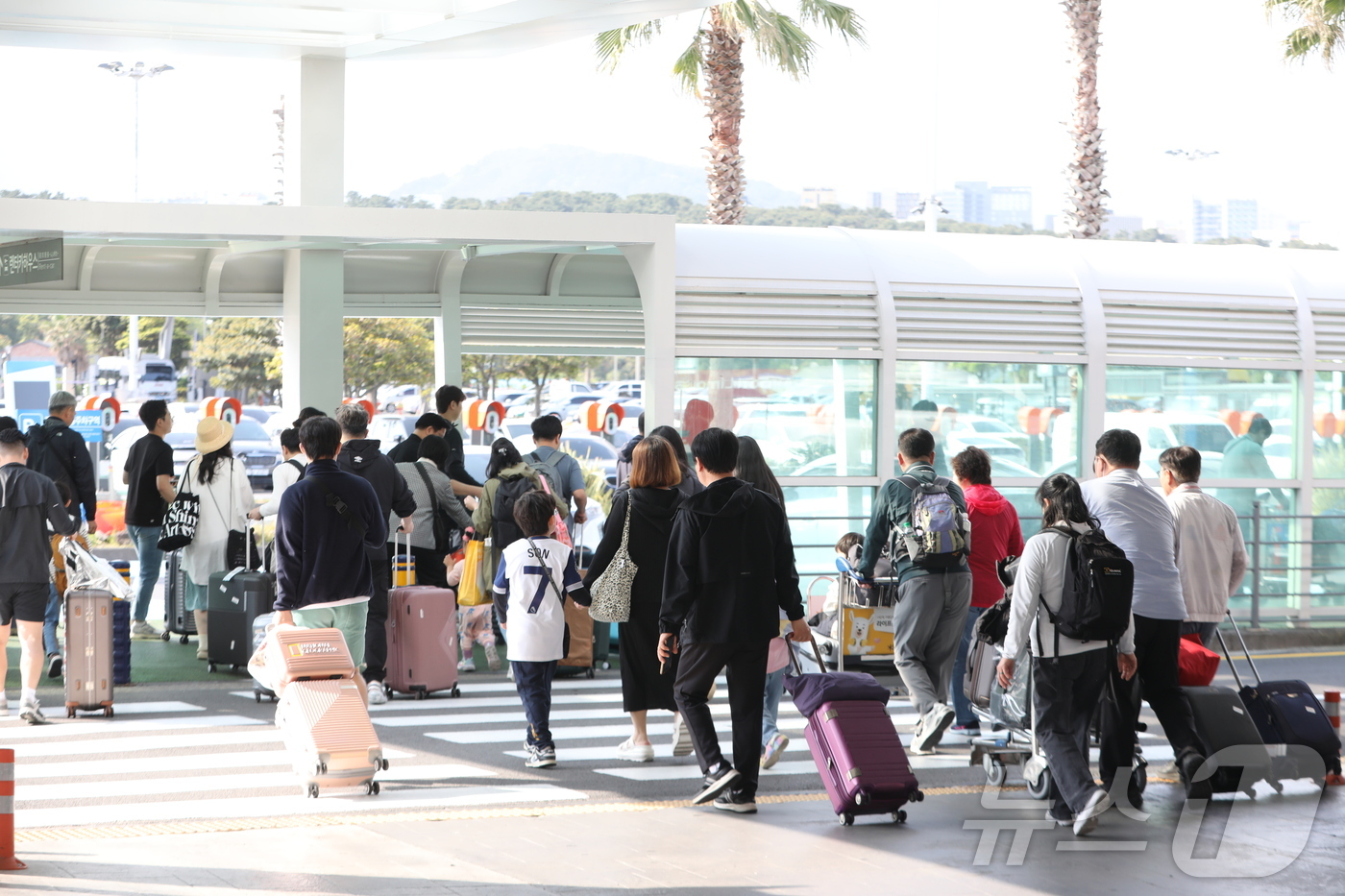 (제주=뉴스1) 강승남 기자 = 근로자의 날과 어린이날, 대체공휴일까지 이어지는 황금연휴 첫날인 1일 제주국제공항에 도착한 관광객들이 렌터카 하우스로 이동하고 있다.2025.5.1 …