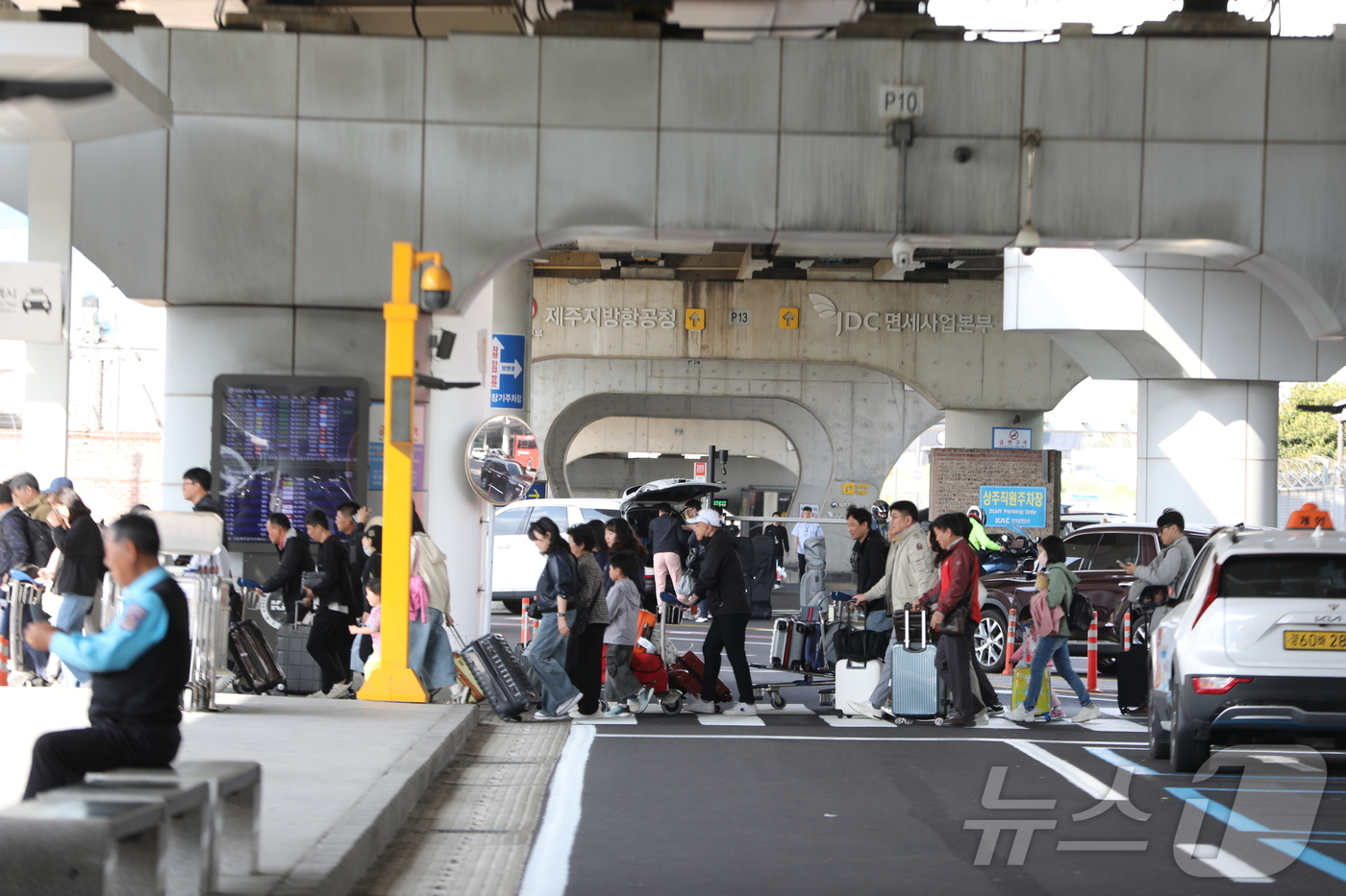 (제주=뉴스1) 강승남 기자 = 근로자의 날과 어린이날, 대체공휴일까지 이어지는 황금연휴 첫날인 1일 제주국제공항에 도착한 관광객들이 렌터카 하우스로 이동하고 있다.2025.5.1 …