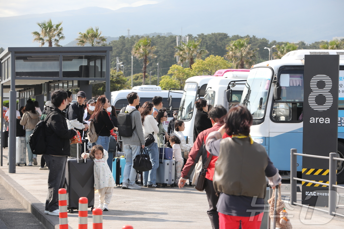 (제주=뉴스1) 강승남 기자 = 근로자의 날과 어린이날, 대체공휴일까지 이어지는 황금연휴 첫날인 1일 제주국제공항에 도착한 관광객들이 렌트카하우스에서 셔틀버스를 기다리고 있다. 2 …