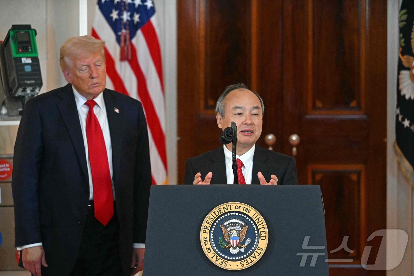 (워싱턴 AFP=뉴스1) 우동명 기자 = 도널드 트럼프 미국 대통령이 30일(현지시간) 워싱턴 백악관에서 20여명의 글로벌 기업 CEO가 참석한 가운데 열린 '미국 투자' 행사서 …