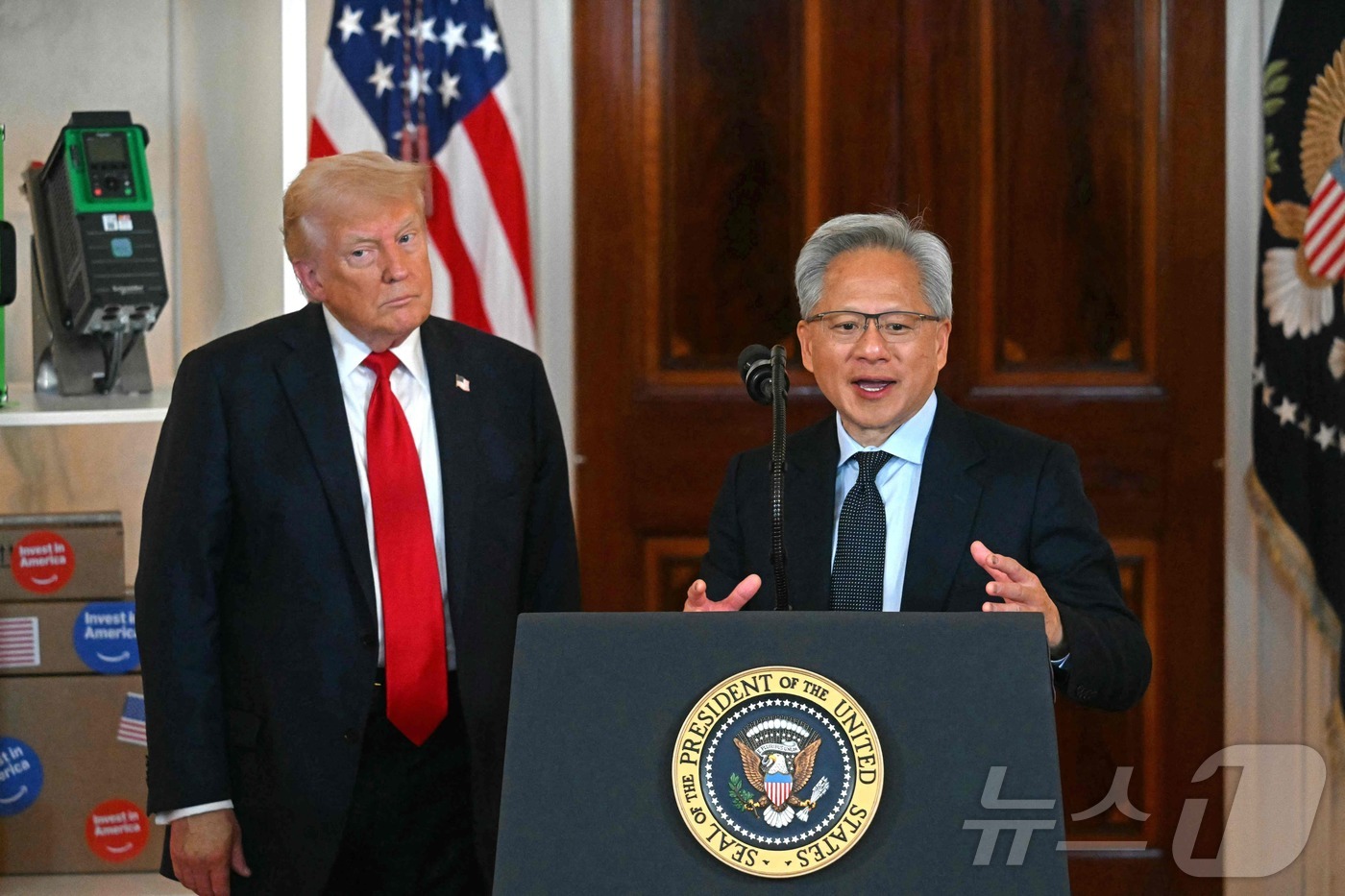 (워싱턴 AFP=뉴스1) 우동명 기자 = 도널드 트럼프 미국 대통령이 30일(현지시간) 워싱턴 백악관에서 20여명의 글로벌 기업 CEO가 참석한 가운데 열린 '미국 투자' 행사서 …
