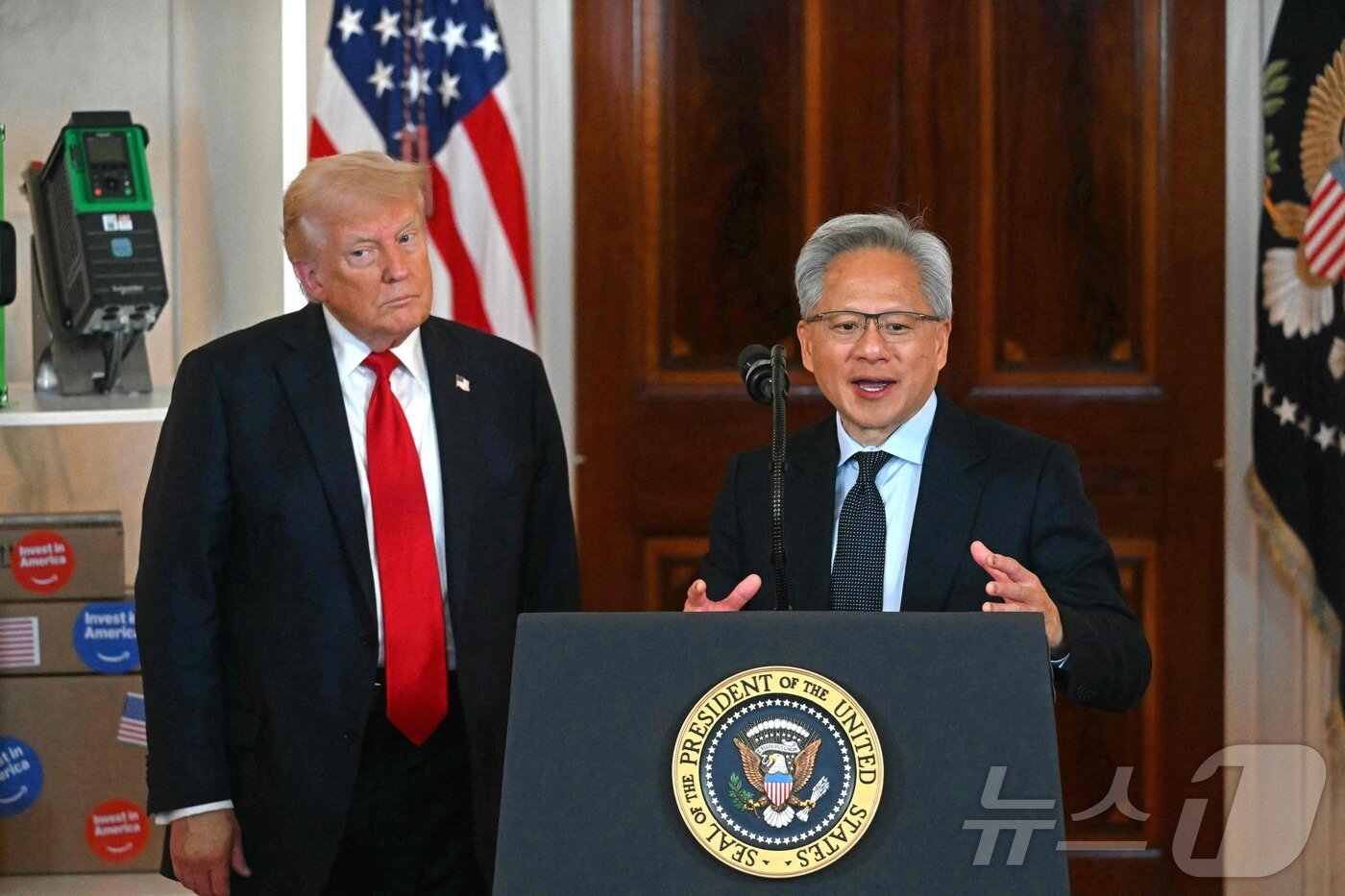 본문 이미지 - 도널드 트럼프 미국 대통령이 30일(현지시간) 워싱턴 백악관에서 20여명의 글로벌 기업 CEO가 참석한 가운데 열린 '미국 투자' 행사서 젠슨 황 엔비디아 CEO의 발언을 듣고 있다. 2025.05.01 ⓒ AFP=뉴스1 ⓒ News1 우동명 기자