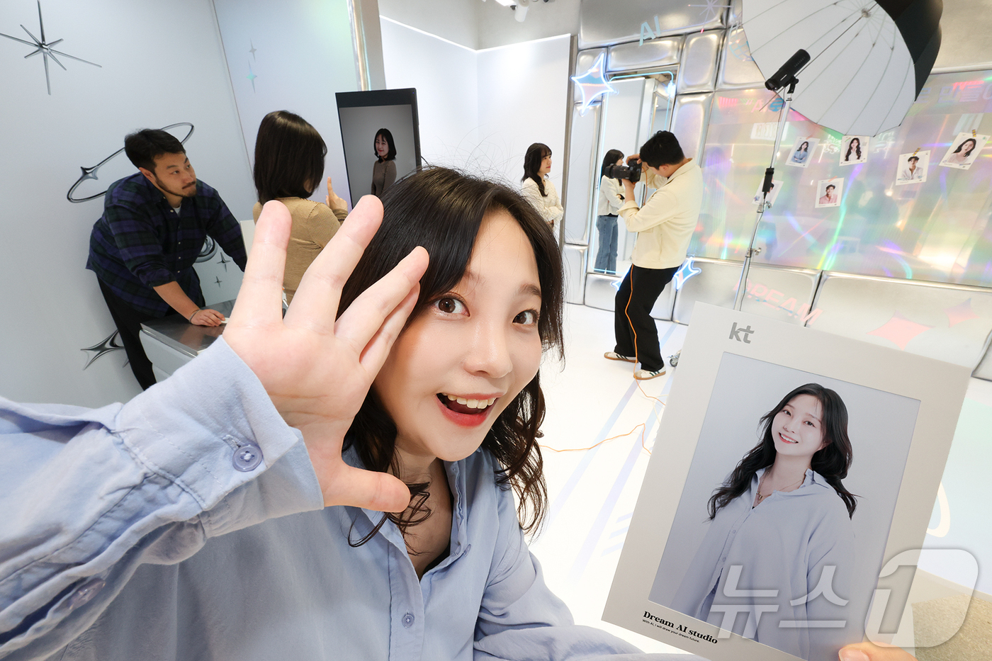 (서울=뉴스1) = KT가 5월 한달 간 ‘홍대 애드샵 플러스’에 MZ세대를 타깃으로 한 체험형 공간 ‘KT AI 체험존’을 운영한다고 1일 밝혔다.사진은 고객들이 KT 홍대 애드 …
