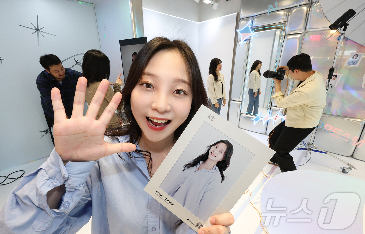 (서울=뉴스1) = KT가 5월 한달 간 ‘홍대 애드샵 플러스’에 MZ세대를 타깃으로 한 체험형 공간 ‘KT AI 체험존’을 운영한다고 1일 밝혔다.사진은 고객들이 KT 홍대 애드 …
