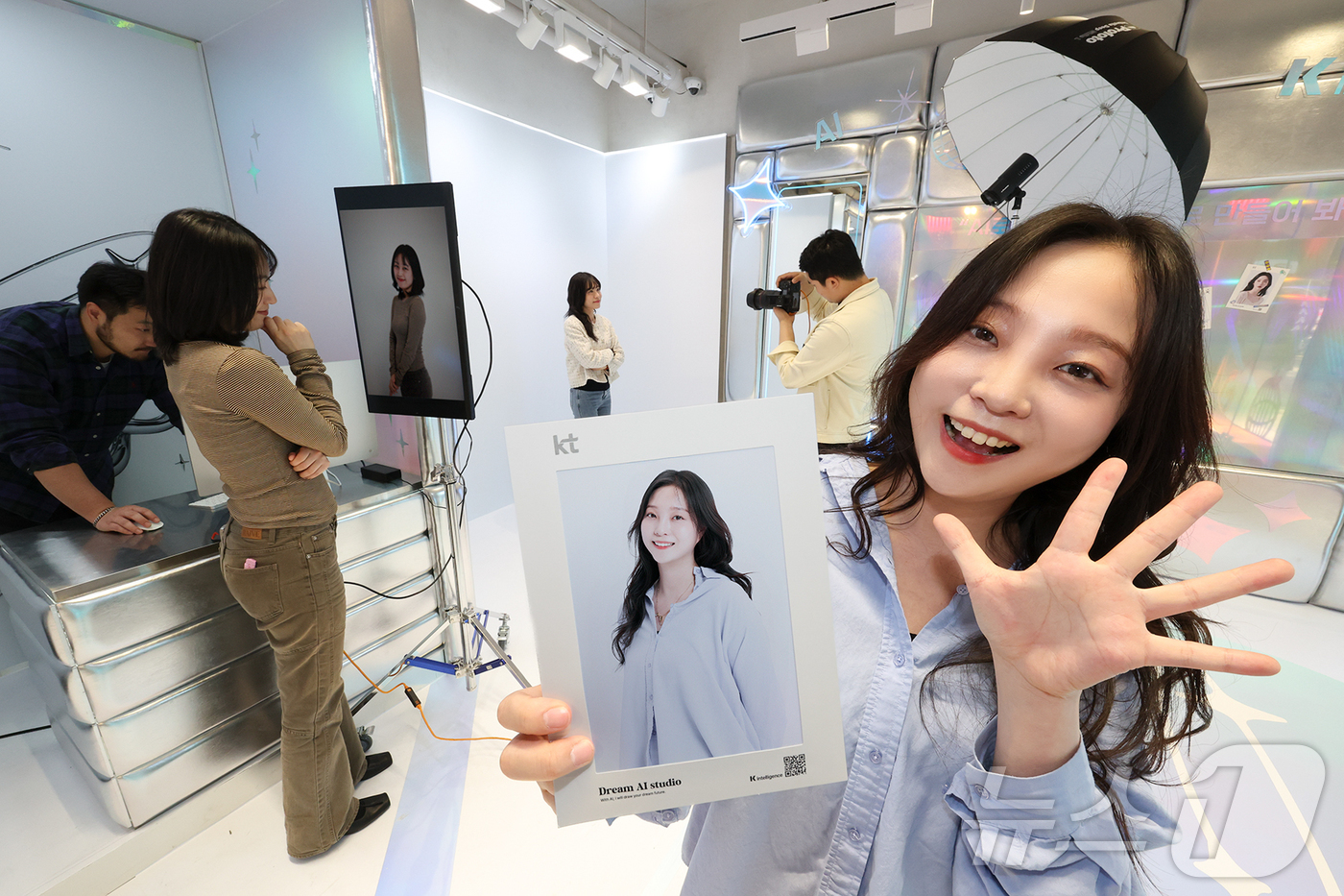 (서울=뉴스1) = KT가 5월 한달 간 ‘홍대 애드샵 플러스’에 MZ세대를 타깃으로 한 체험형 공간 ‘KT AI 체험존’을 운영한다고 1일 밝혔다.사진은 고객들이 KT 홍대 애드 …