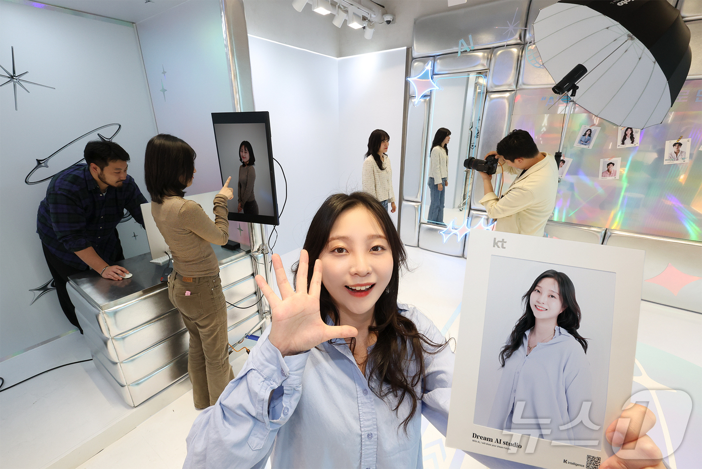 (서울=뉴스1) = KT가 5월 한달 간 ‘홍대 애드샵 플러스’에 MZ세대를 타깃으로 한 체험형 공간 ‘KT AI 체험존’을 운영한다고 1일 밝혔다.사진은 고객들이 KT 홍대 애드 …