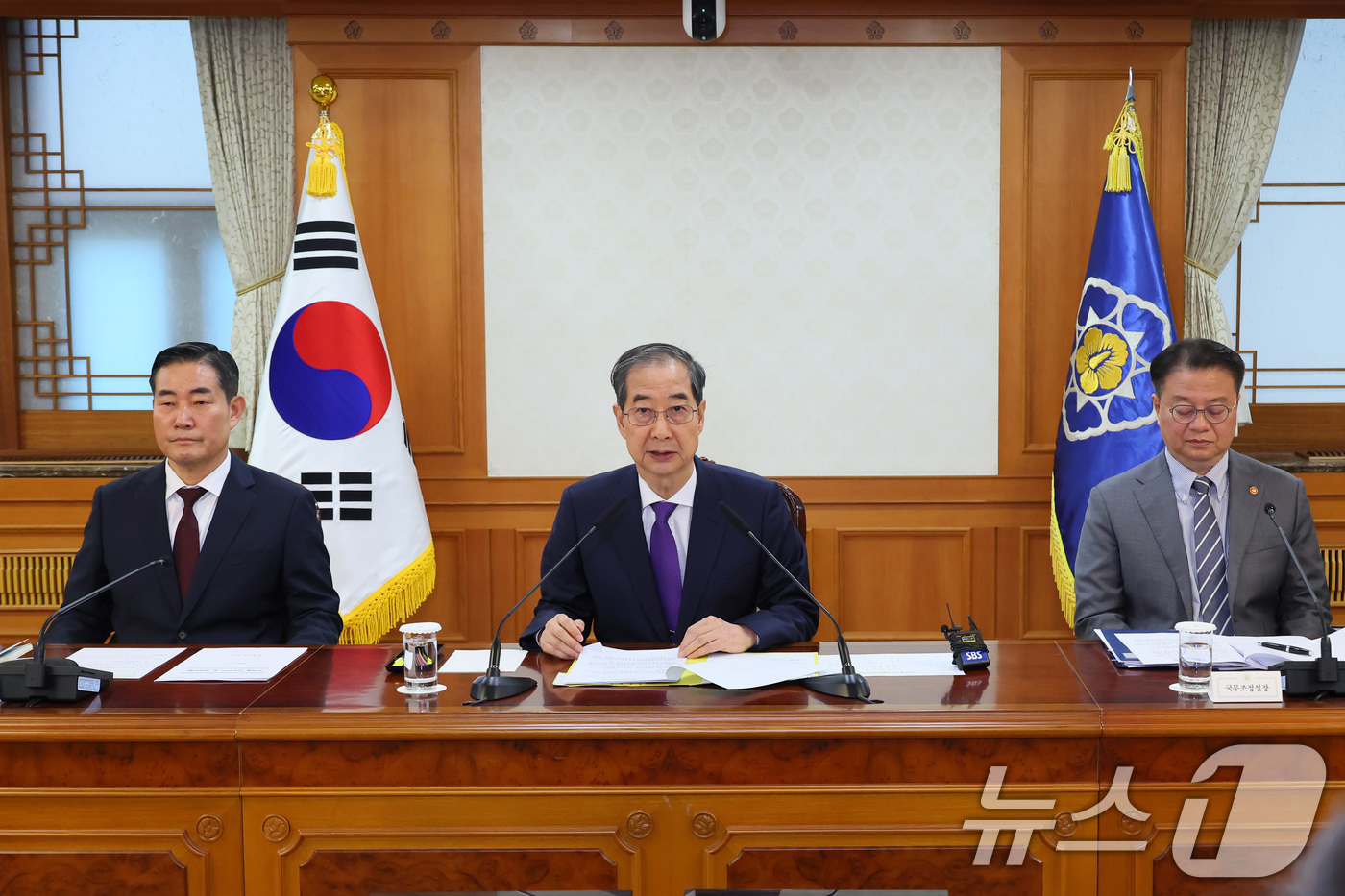 (서울=뉴스1) 임세영 기자 = 한덕수 대통령 권한대행이 1일 서울 종로구 정부서울청사에서 열린 안보관계장관회의에서 발언을 하고 있다. (총리실 제공, 재판매 및 DB 금지) 20 …