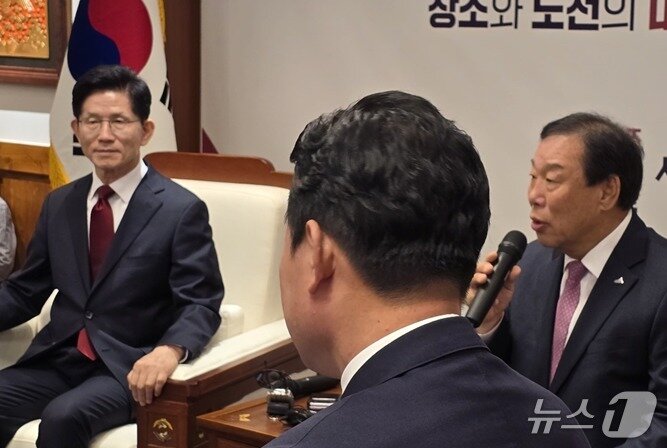 본문 이미지 - 1일  최민호 세종시장(오른쪽)이 세종시청을 방문한 국민의힘 김문수 대선 경선후보를 소개하고 있다. 