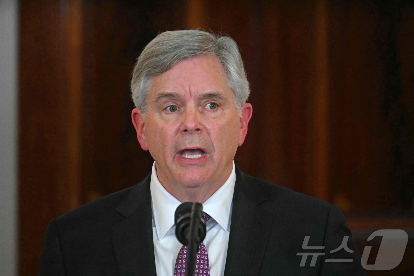 (워싱턴 AFP=뉴스1) 우동명 기자 = 로렌스 컬프 주니어 GE 에어로스페이스 CEO가 30일(현지시간) 워싱턴 백악관에서 도널드 트럼프 대통령이 참석한 가운데 열린 '미국 투자 …